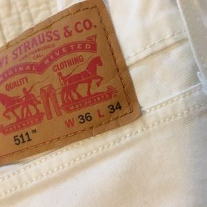 White Levi’s jeans
